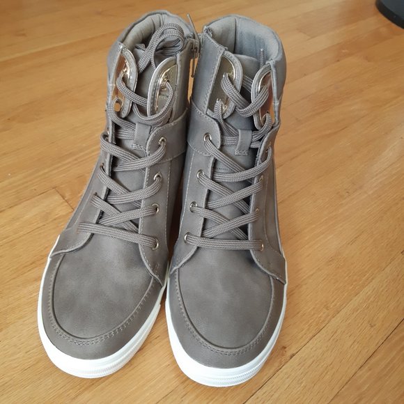 NWOT - Unworn Beige Shoes - Picture 2 of 9